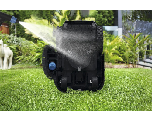 Čistenie robotickej kosačky prúdom vody na trávniku