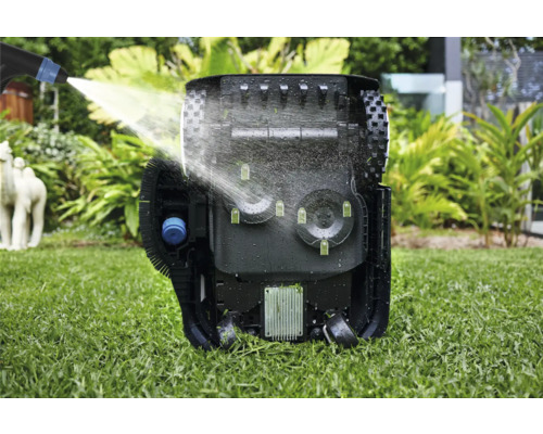 Robotická kosačka čistená vodou