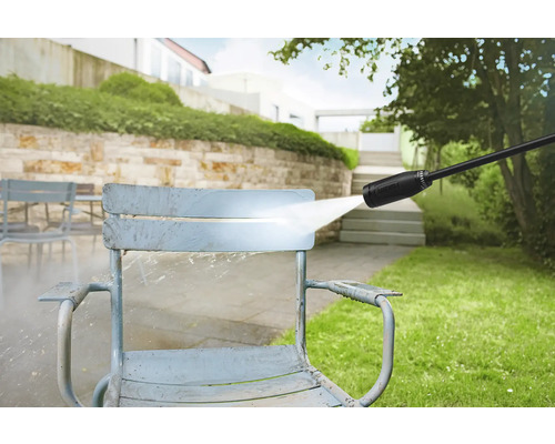 Vysokotlakový čistič sa používa na čistenie záhradnej stoličky