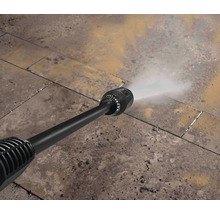 Vysokotlakový čistič v akcii pri čistení kamenných dosiek