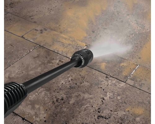 Vysokotlakový čistič v akcii pri čistení kamenných dosiek