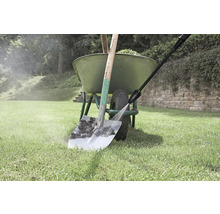 Čistenie rýľa vysokotlakovým čističom vedľa kolieska v záhrade