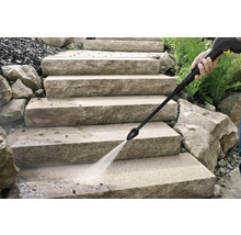 Čistenie kamenného schodiska vysokotlakovým čističom.