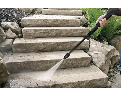 Čistenie kamenného schodiska vysokotlakovým čističom.