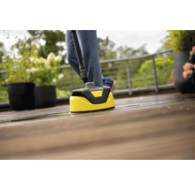 Čistič terás v prevádzke na drevenej terase