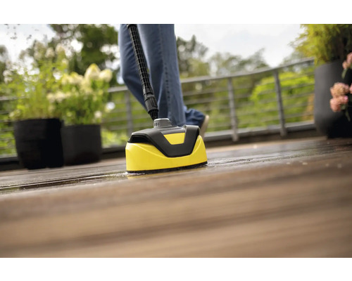 Čistič terás v prevádzke na drevenej terase