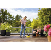 Žena čistí terasu čističom terás.