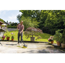 Muž čistí terasu čističom terás