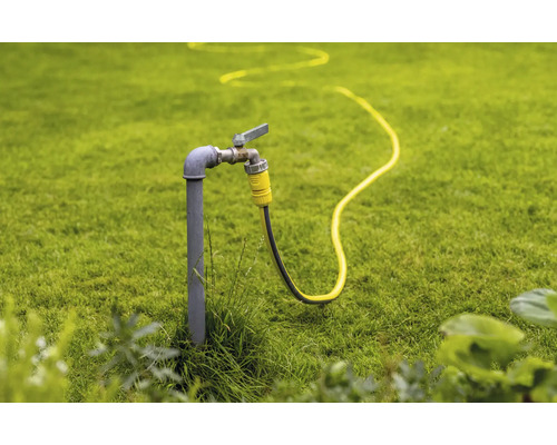 Záhrada s vodovodným kohútikom a záhradnou hadicou