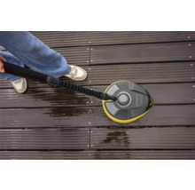 Použitie čističa povrchov Kärcher na drevenej terase na čistenie