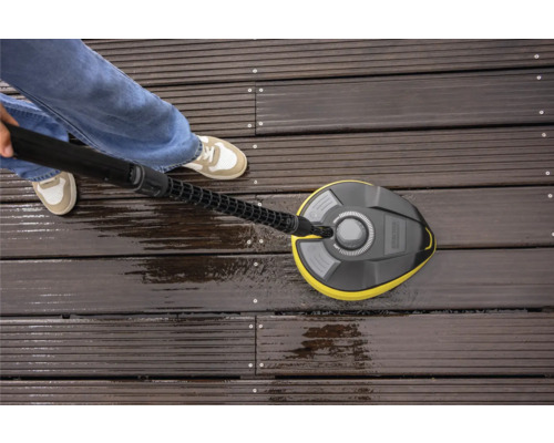 Použitie čističa povrchov Kärcher na drevenej terase na čistenie