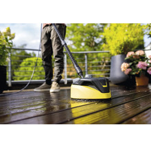 Čistič terás v prevádzke na drevenej terase