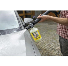 Osoba používa univerzálny čistič Kärcher s tlakovou umývačkou na umývanie auta.