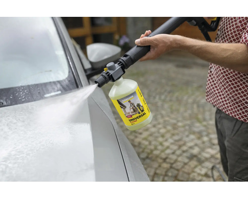 Osoba používa univerzálny čistič Kärcher s tlakovou umývačkou na umývanie auta.