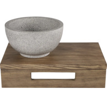 Kamenná misa na drevenej tácke