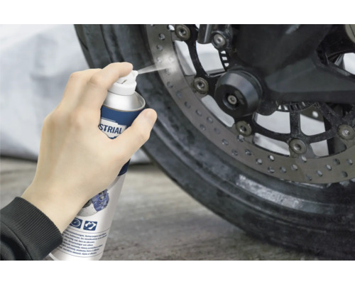 Čistenie motocykla sprejom na čistenie ráfikov