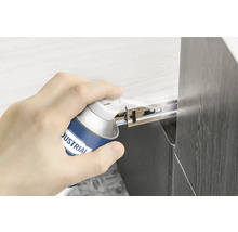 Ruka strieka klzný sprej na výsuv zásuvky.