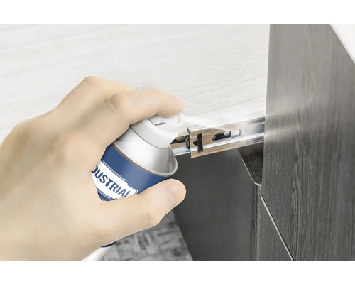 Ruka strieka klzný sprej na výsuv zásuvky.