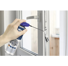 Na okno sa nanáša sprej s mazivom.