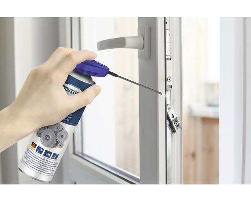 Na okno sa nanáša sprej s mazivom.