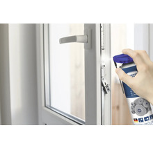 Aplikácia maziva na okenné kovanie.