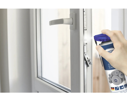 Aplikácia maziva na okenné kovanie.