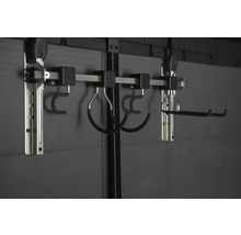 Nástenný upevňovací systém s rôznymi hákmi na ukladanie predmetov