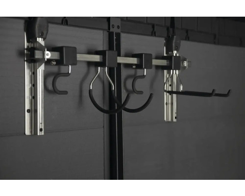 Nástenný upevňovací systém s rôznymi hákmi na ukladanie predmetov