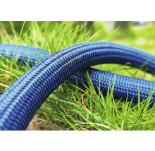 Textilná hadica na tráve