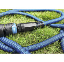 Modrá flexibilná záhradná hadica s koncovkou na tráve