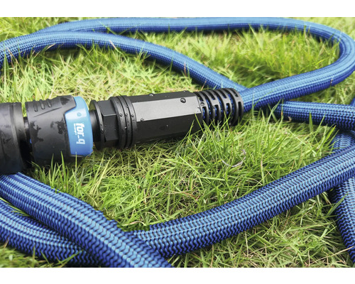 Modrá flexibilná záhradná hadica s koncovkou na tráve