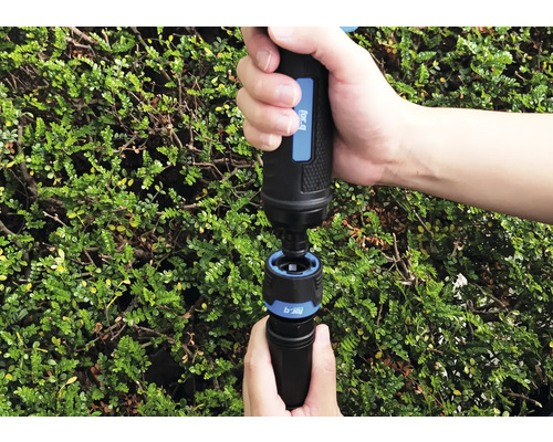 Osoba spája záhradnú hadicu s rýchlospojkou