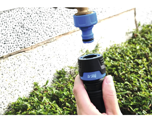 Pripojenie záhradnej hadice a pripojenie vodovodného kohútika na zavlažovanie záhrady