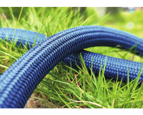 Záhradná hadica na tráve