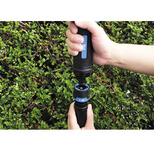 Dve ruky spájajú hadicovú spojku značky for_q.