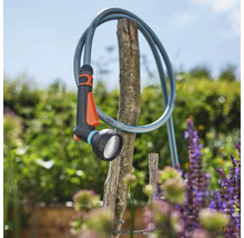 Záhradná hadica so sprchovou hlavicou na zavlažovanie rastlín