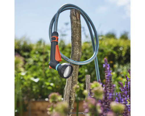 Záhradná hadica so sprchovou hlavicou na zavlažovanie rastlín
