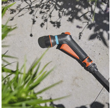 Záhradná striekacia pištoľ Gardena na kamennom povrchu