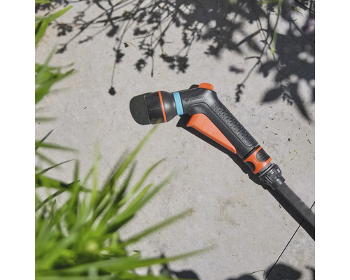 Záhradná striekacia pištoľ Gardena na kamennom povrchu