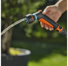 Záhradná hadicová striekacia pištoľ v prevádzke s prúdom vody