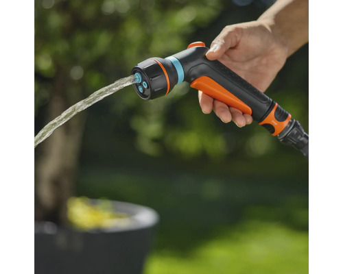 Záhradná hadicová striekacia pištoľ v prevádzke s prúdom vody
