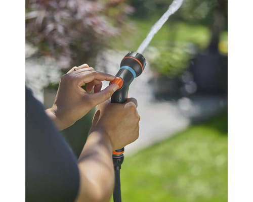 Záhradná hadicová tryska v prevádzke s nastaviteľným prúdom vody