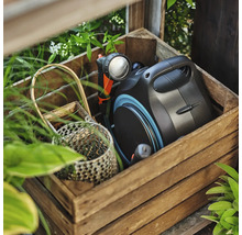 Box na záhradnú hadicu s rozprašovacou pištoľou v drevenej debne