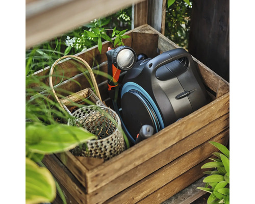 Box na záhradnú hadicu s rozprašovacou pištoľou v drevenej debne