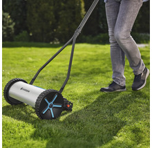 Ručná kosačka na trávu používaná na trávniku