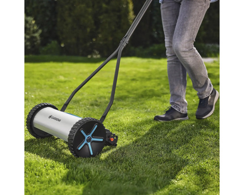 Ručná kosačka na trávu používaná na trávniku