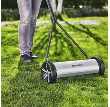 Ručná kosačka na trávu Gardena v prevádzke na trávniku