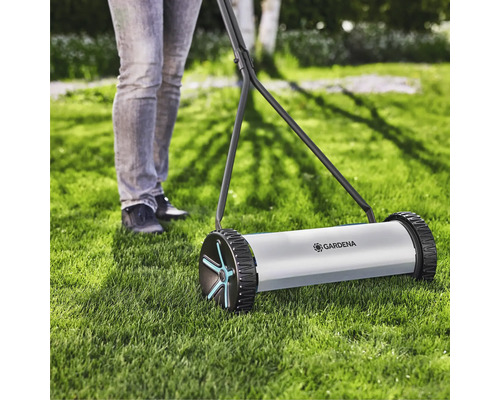 Ručná kosačka na trávu Gardena v prevádzke na trávniku