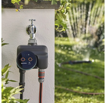 Inteligentné ovládanie zavlažovania Gardena s trávnikovým postrekovačom v záhrade