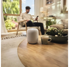 Reproduktor na stole v obývacej izbe